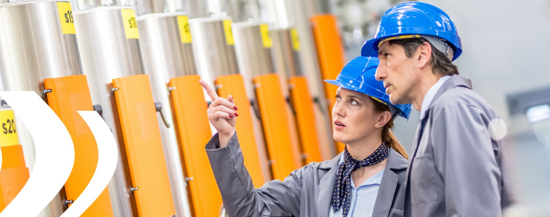 Zwei Personen beim internen Prozessaudit an einer Maschine in der Automobilindustrie